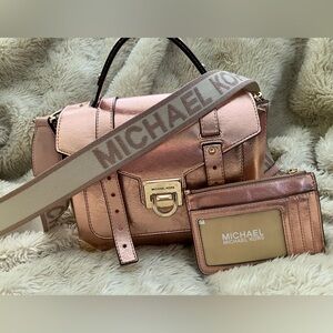 Michael Kors Manhattan Medium Contrast-Trim Leather Satchel and wallet primrose